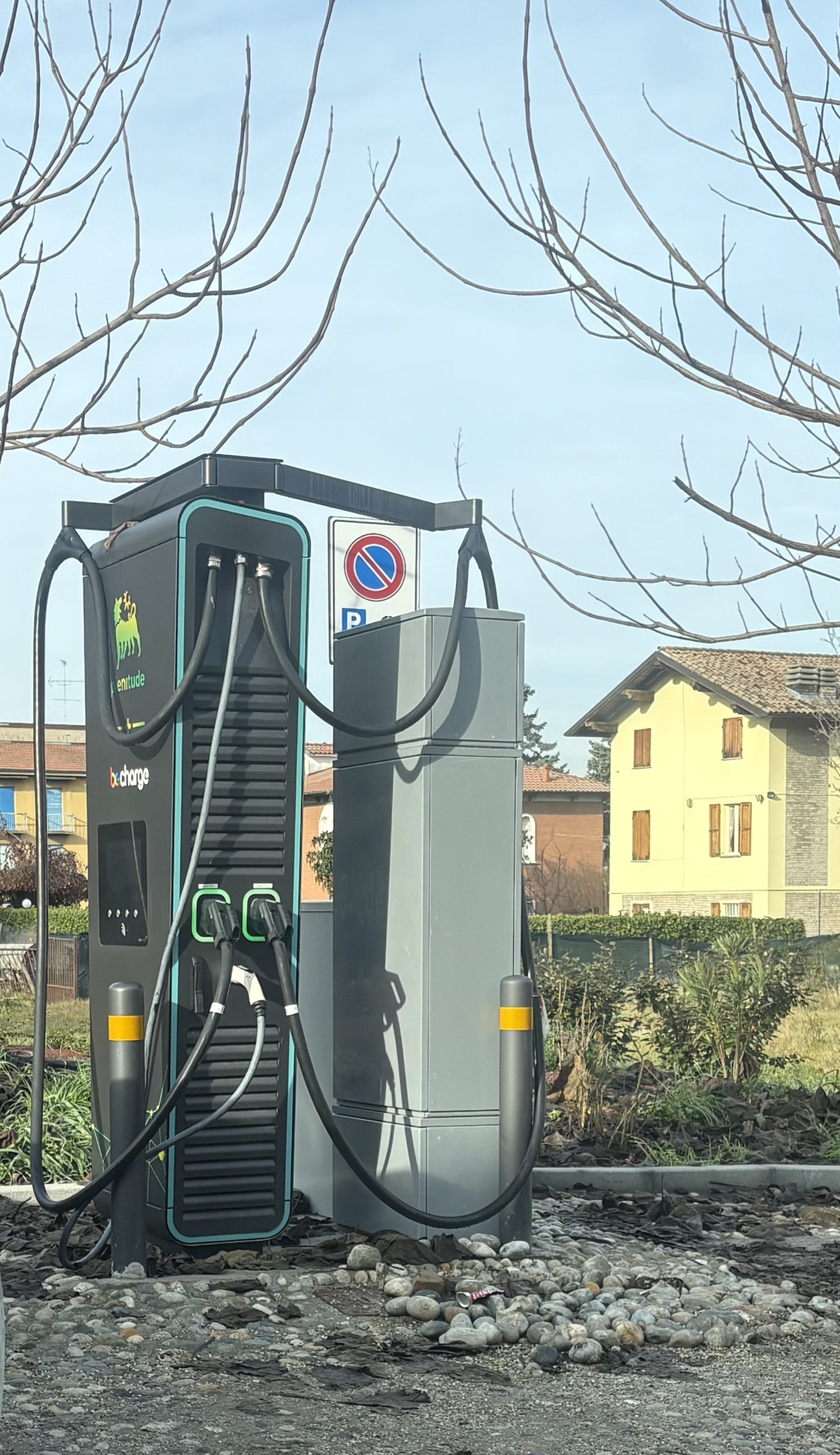 PUNTI DI RICARICA PER AUTO ELETTRICHE: TROPPI E MAL POSIZIONATI