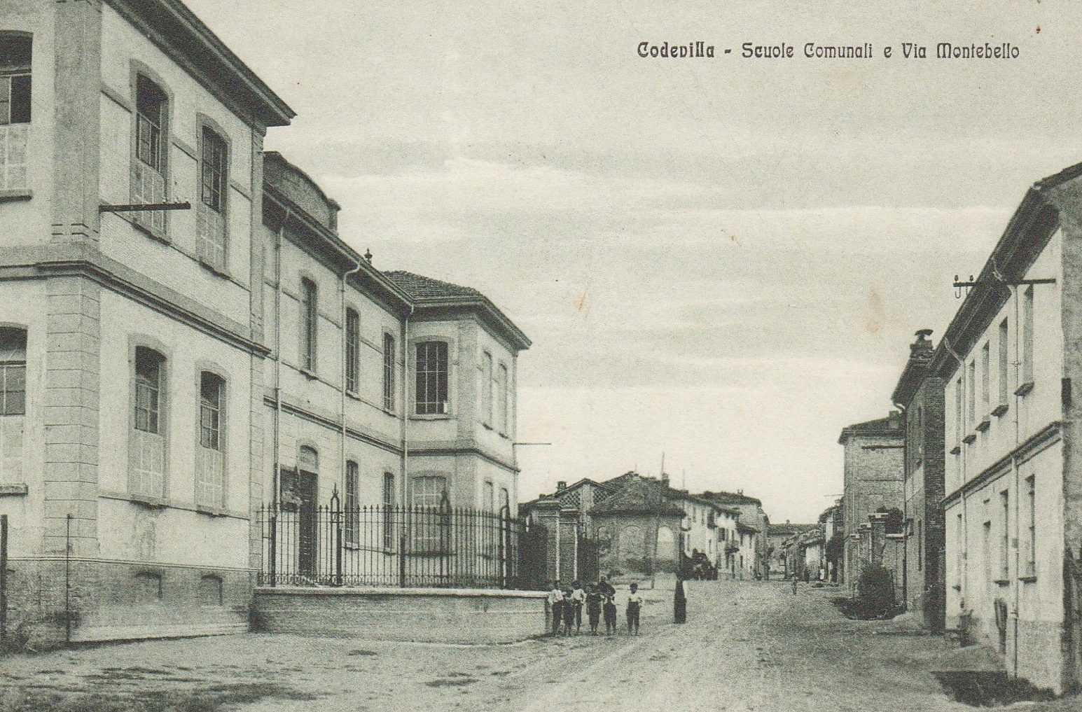 Foto Storica delle scuole elementari e Via Montebello di Codevilla 